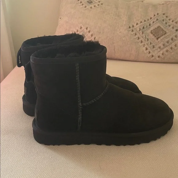 UGG CLASSIC MINI BOOTS - Picture 3 of 10
